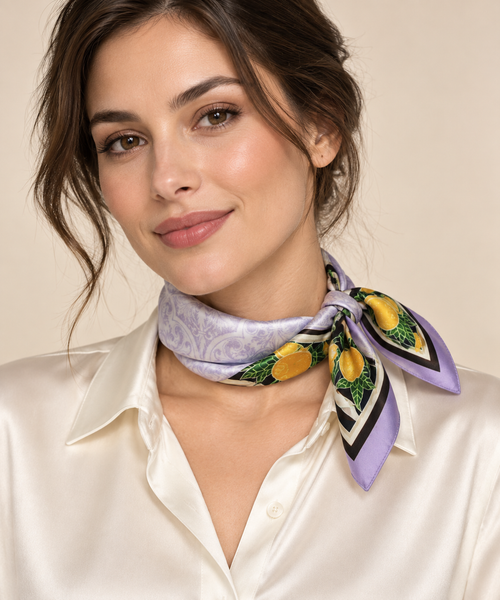 Foulard Tessago 71272 lilla, disegno B, 60 × 60 cm, indossato al collo