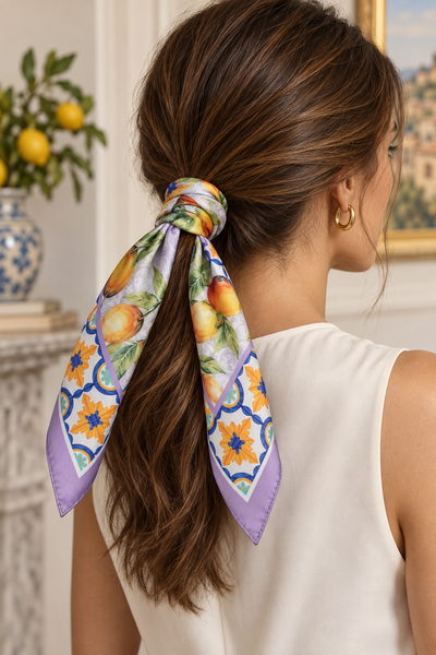 Foulard Tessago 71272 lilla, disegno C, 60 × 60 cm, indossato nei capelli